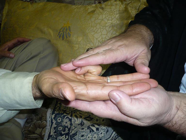 نطوي الأصبع الأصغر له لمن نحب أن نعد الصلاة في يده فنذكر الذكر أعلى الصورة اللهم صل على محمد وآل محمد  .....