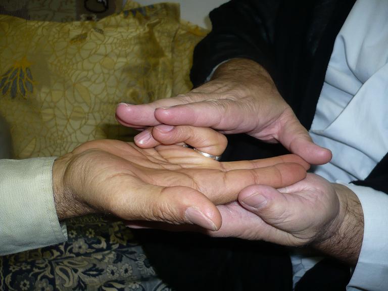 نبدا بالذكر الثاني حين طي الأصبع الثاني له وهو البنصر كما هو الذكر أعلاه  اللهم بارك على محمد وآل ...